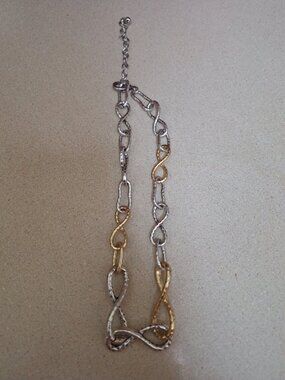 SILVA AND GOLD NECKLESS.